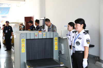 筑牢安全防線，守護精彩盛宴——華威保安圓滿完成第二屆魚臺龍蝦節開幕式演唱會安檢任務紀實